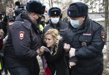 Police detain the Alliance of Doctors union’s leader Anastasia Vasilyeva at the prison colony IK-2.