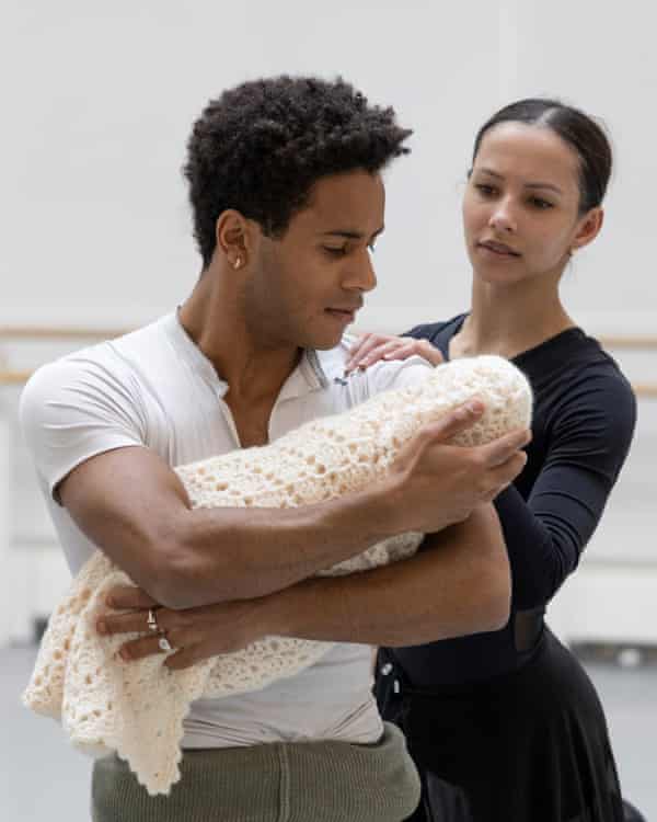 Marcelino Sambé and Francesca Hayward rehearse Como agua para chocolate.