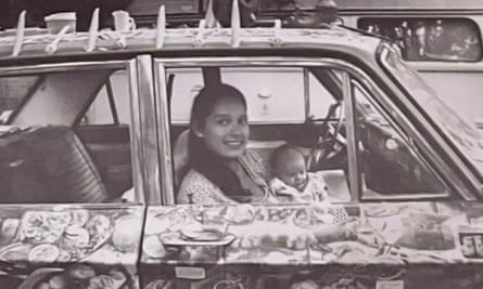 Belinda Crimmins di mobilnya didekorasi dengan gambar makanan, resep, dan Tupperware