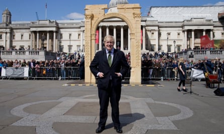 ... and Boris Johnson standing in front of the replica of Palmyra’s Arch of Triumph in London, April 2016.