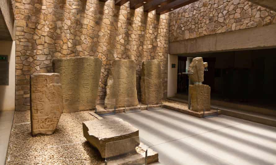 Stelle zapoteca en el interior del Museo de Monte Albán, Oaxaca, México.