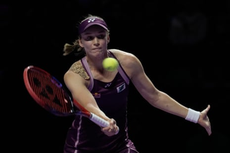 Elena Rybakina has the advantage in the second set.