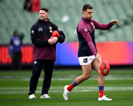 Lachie Neale watches as Hugh McCluggage warms up at the MCG
