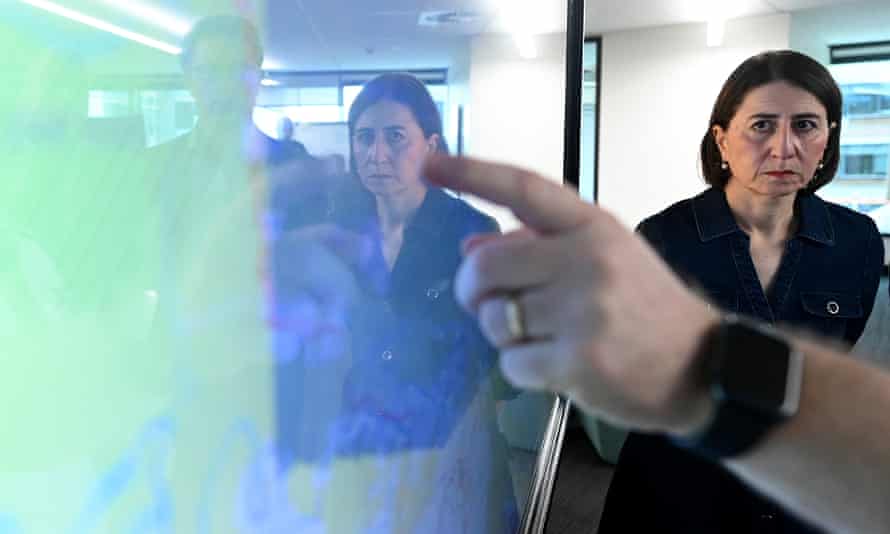 Gladys Berejiklian briefed by Rural Fire Department Commissioner Shane Fitzsimmons during 2019 bushfire crisis