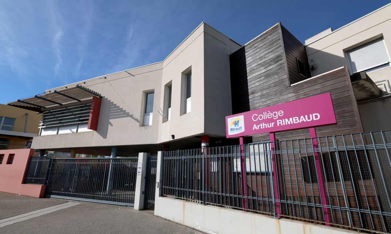 Chica, 14 años, dejada en coma tras ser atacada por adolescentes fuera de la escuela en Francia.