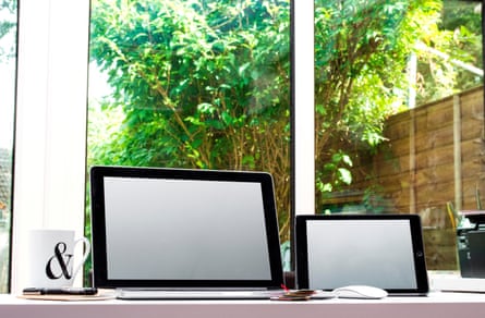 Espace bureau à domicile avec bureau de graphistes avec ordinateur portable près d'une fenêtre.