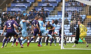 コベントリーシティのドミニク・ヒアム(中央)がダービー・カウンティのゴールキーパー、ライアン・アルソップ(右)をパスしてボールをパスし、試合の唯一のゴールを決めた。