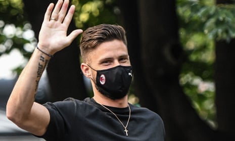 Olivier Giroud waves upon his arrival at La Madonnina clinic in Milan to undergo a medical.