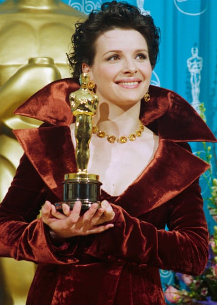 Juliette Binoche holds the Oscar she won for The English Patient at the Academy Awards