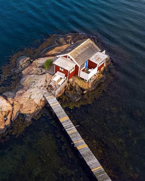 Aerial view of a red cottage , Hono, Gothenburg archipelago, Sweden.3AP5M68 Aerial view of a red cottage , Hono, Gothenburg archipelago, Sweden.