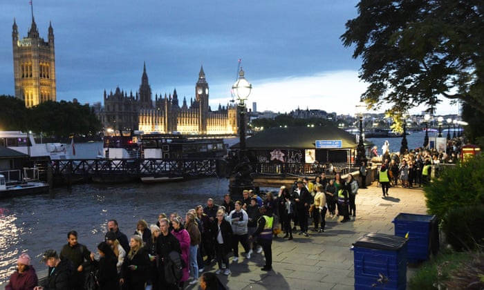 Les personnes en deuil bordent la rive sud de la Tamise en attendant de rendre hommage à Westminster Hall dimanche soir.