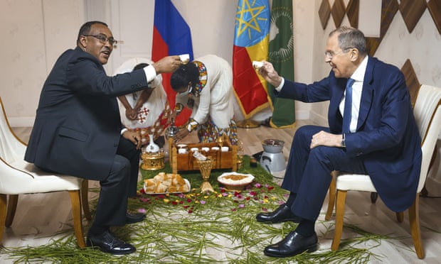 Sergey Lavrov, rechts, ontmoet de Ethiopische vice-premier en minister van Buitenlandse Zaken Demeke Mekonnen Hassen in Addis Abeba.