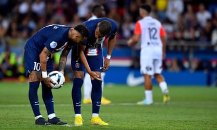 Kylian Mbappé affronte Neymar qui devrait tirer un penalty contre Montpellier après que le Français ait raté un coup de pied plus tôt