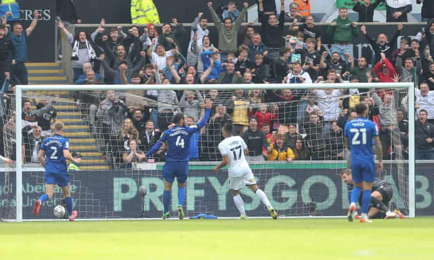 Joël Piroe scores Swansea’s second goal