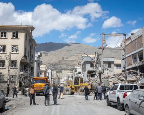 अमेरिकी-इजरायल हमले के बाद तेहरान में एक इमारत से बचाव और मलबा हटाने में स्वयंसेवक मदद कर रहे हैं