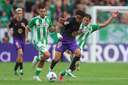 Lamine Yamal tries to get away from Dani Ceballos and Facundo Bernal.