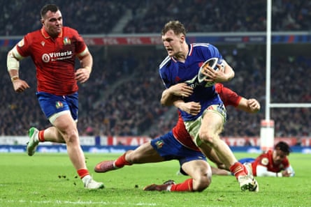 Émilien Gailleton scores France’s fifth try against Italy