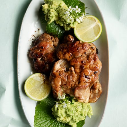 Ayam dengan alpukat dan krim wasabi.
