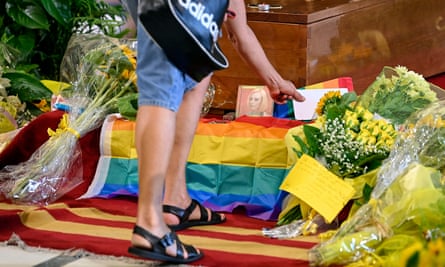 A rainbow flag over the coffin of Raffaella Carrà