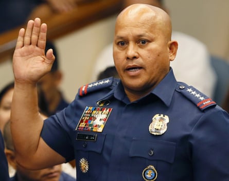 Ronald dela Rosa swears an oath in the Senate