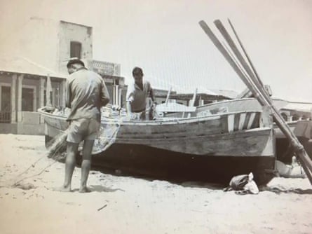 An old photograph of fishers at Playa Babiloni
