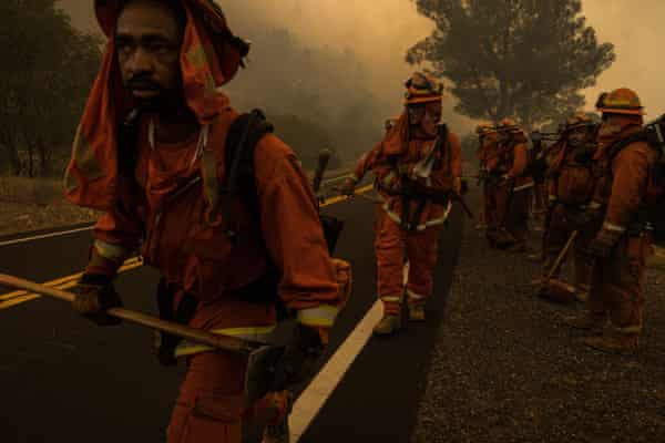 As equipas de incêndio deslocam-se ao longo de uma auto-estrada enquanto o Moc Fire arde em Moccasin na quinta-feira.