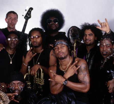 D’Angelo (front row, centre), with musicians including Pino Palladino (back row, left) and Questlove (back row, centre) in 2000.