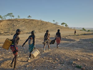 Women set out from Etunda refugee camp in search of water.