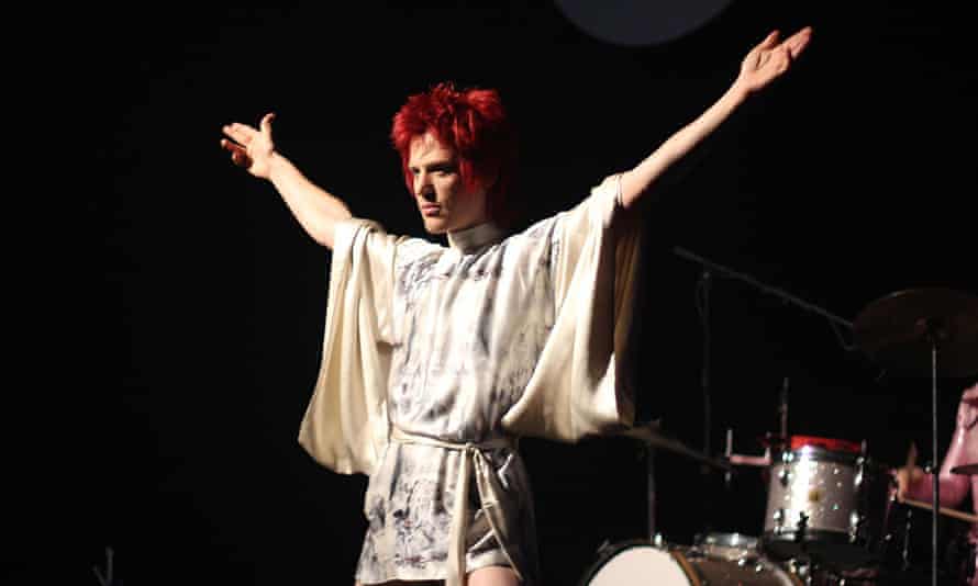 Johnny Flynn as David Bowie in Stardust