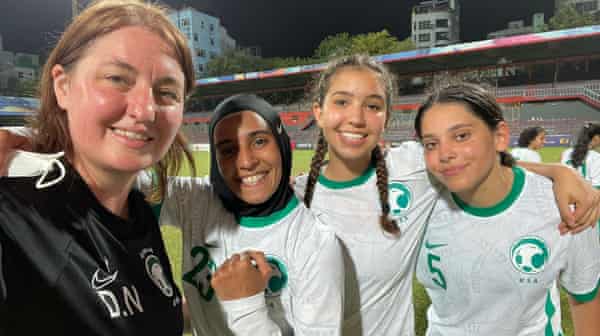 دونا نيوبيري واللاعبين دهاني الزهراني ومريم التميمي ولانا عبد الرزاق.