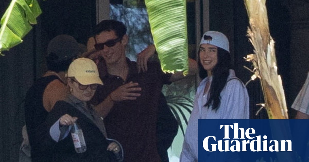 Boda de Dua Lipa y Callum Turner divide a Palermo: Podría entender si fuera por el papa