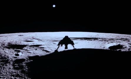 La nave espacial Blue Ghost de Firefly Aerospace proyecta una sombra sobre la superficie de la luna.