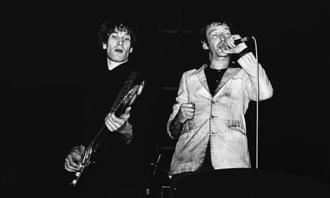 (L-R) Wilko Johnson and Lee Brilleaux of Dr Feelgood performing on Canvey Island, Essex, in 1976.