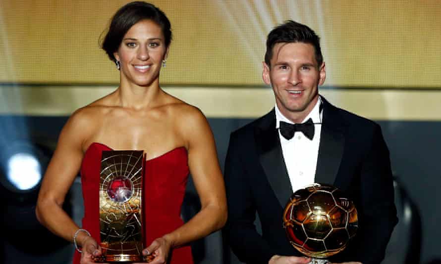 Carli Lloyd junto a Lionel Messi tras ser nombrada jugadora del año en la ceremonia del Balón de Oro 2015