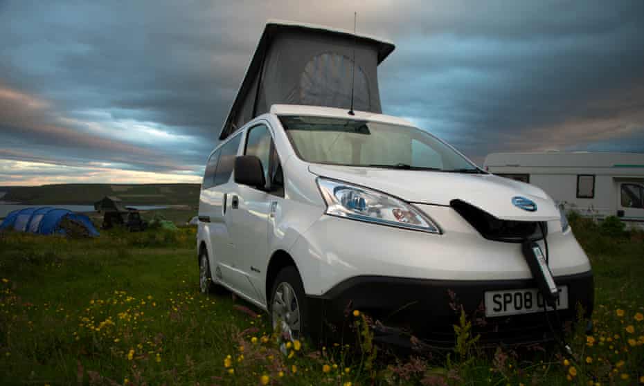 Cargando el Spoot en un camping de las Orcadas.