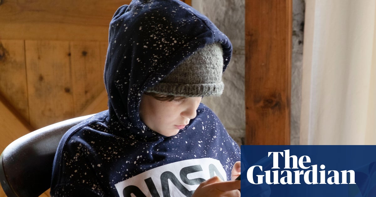 Children limiting own smartphone use to manage mental health, survey finds | Smartphones Children limiting own smartphone use to manage mental health, survey finds | Smartphones