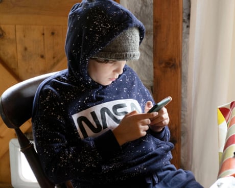 Fathers Lead Charge to Reclaim Classrooms Without Smartphones in England