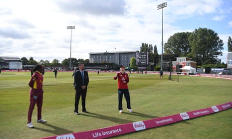 England captain Heather Knight tosses the coin alongside West Indies captain Stafanie Taylor and match referee Wayne Noon.