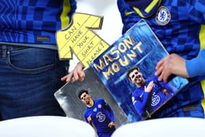 A young Chelsea fan holds a sign asking for Mason Mount’s shirt.