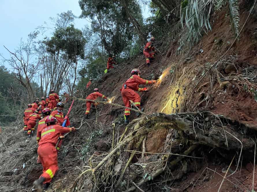 O avião de passageiros caiu com 132 pessoas a bordo em um terreno montanhoso e florestado.