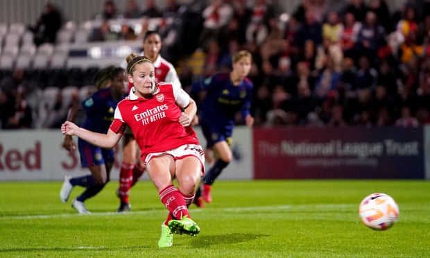 Arsenal’s WCL hopes in balance after Leuchter’s first-leg double for Ajax | Women's Champions League 5 Kim Little slots home her penalty.