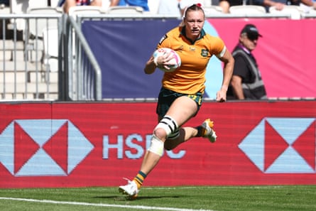 Maddison Levi runs with the ball