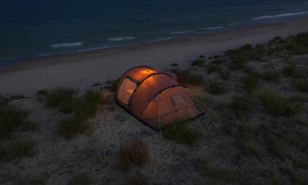 une tente de camping sur une plage près de la mer Noire le soirWBXG53 une tente de camping sur une plage près de la mer Noire le soir