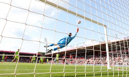 David de Gea makes a flying save for Manchester United at the Vitality Stadium.