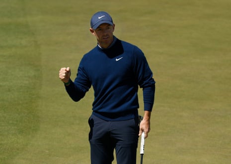 15वें होल के हरे भाग पर बर्डी पुट लगाने के बाद रोरी मैक्लेरॉय प्रतिक्रिया करते हैं