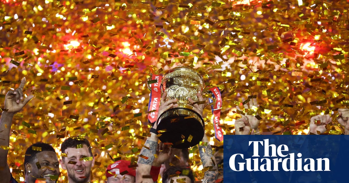 Virat Kohli hits winning runs as Royal Challengers Bengaluru retain IPL title
