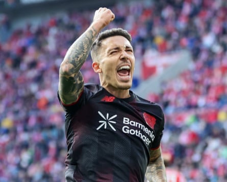 Álex Grimaldo celebrates scoring against Mainz.