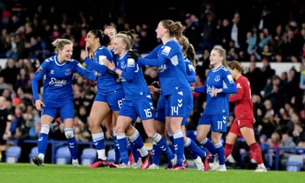 Gabby George (deuxième à gauche) célèbre après avoir placé Everton devant.