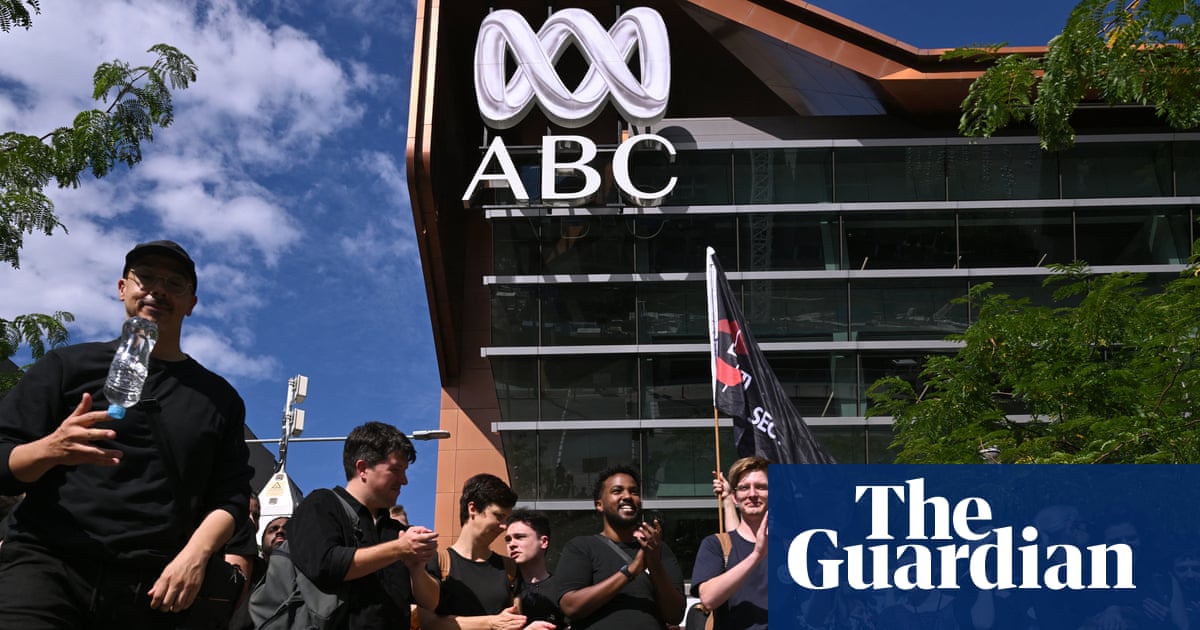 Hundreds of ABC staff walk out of Melbourne office as Australia-wide strike begins - video