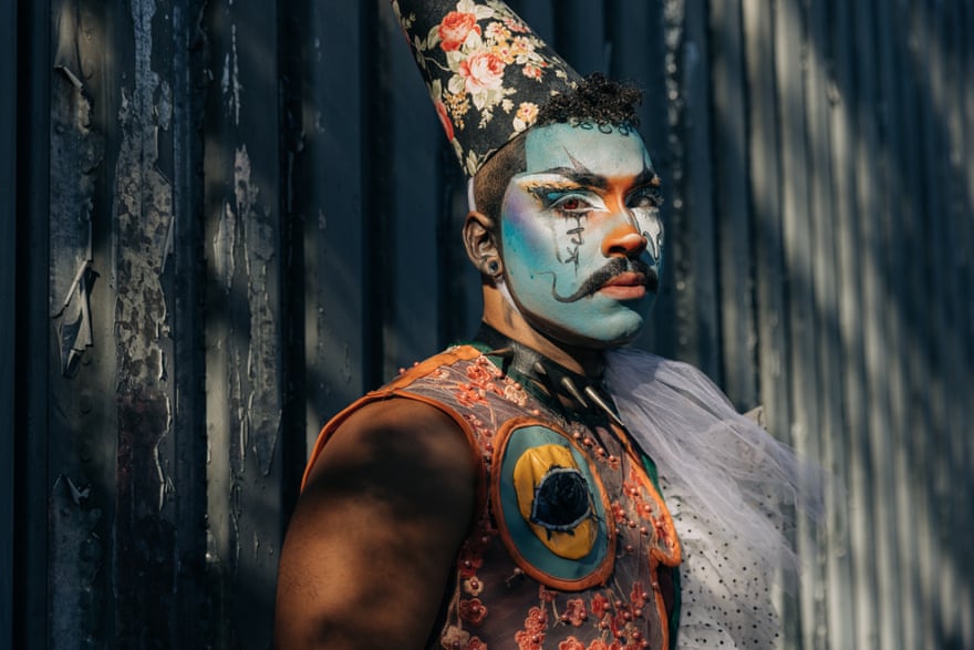 jay kay wears bright face paint